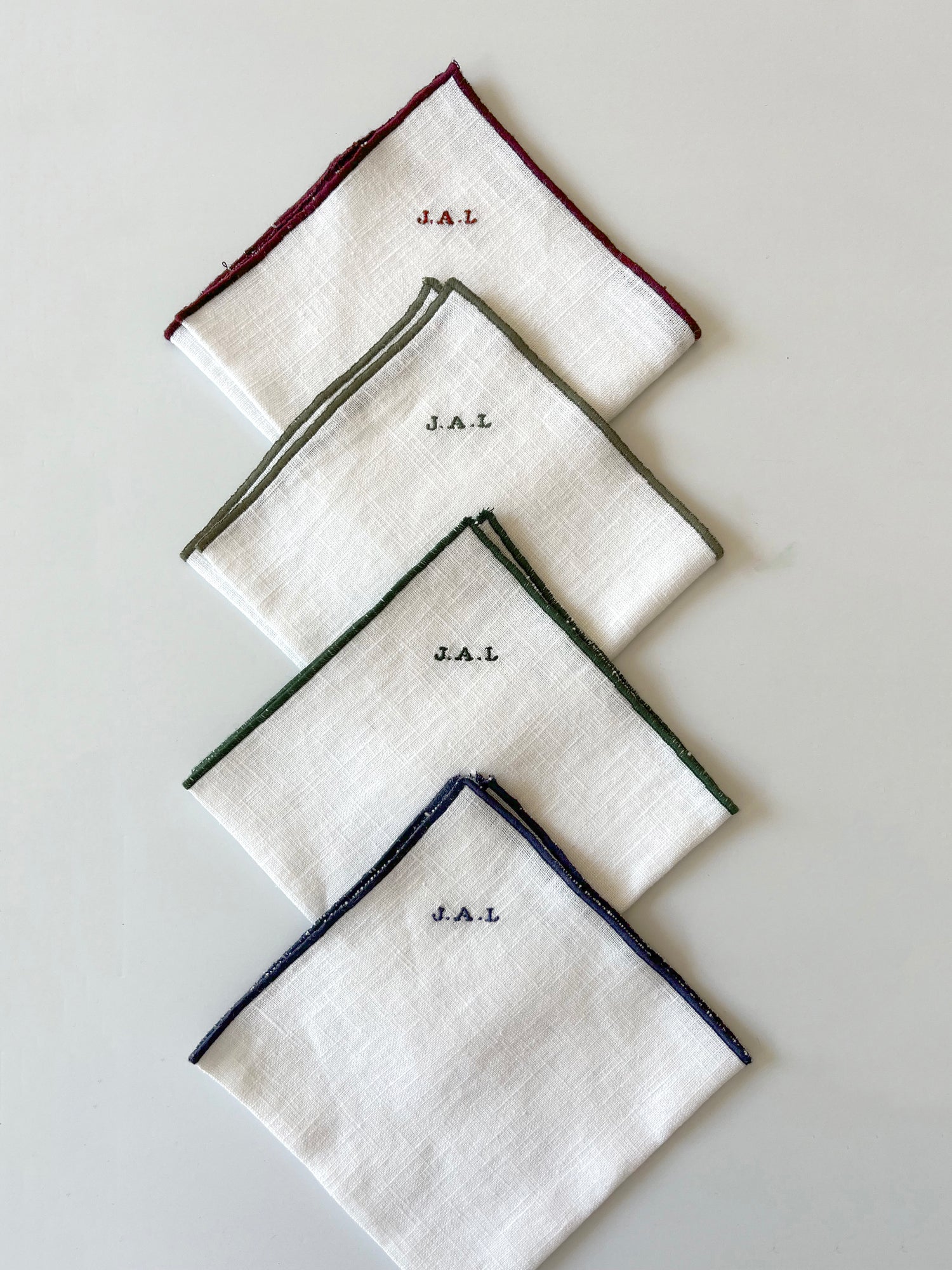 Set Pañuelos Iniciales Bordadas VINO