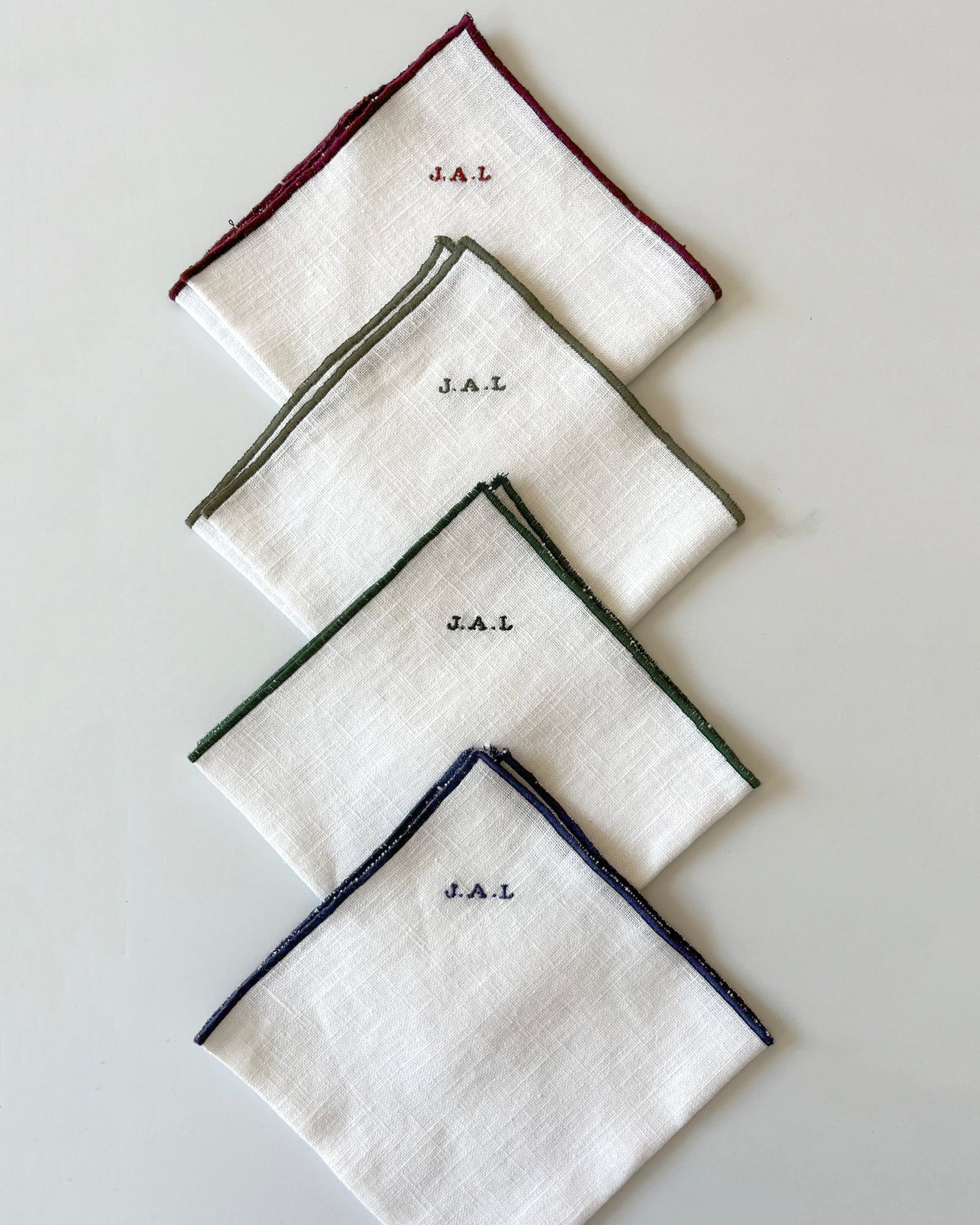 Set Pañuelos Iniciales Bordadas VINO