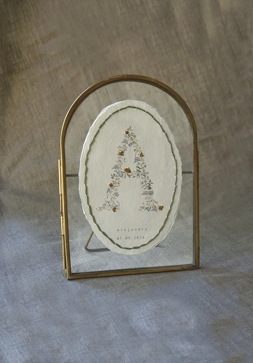 Inicial Bordada Azul y Marco Vidrio