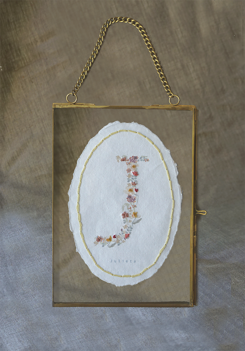 Inicial Bordada Naranja y Marco Vidrio