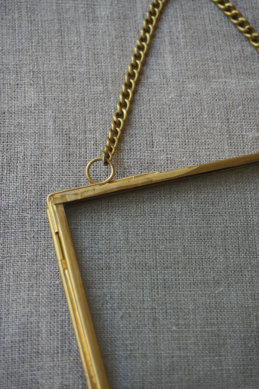 Inicial Bordada Naranja y Marco Vidrio