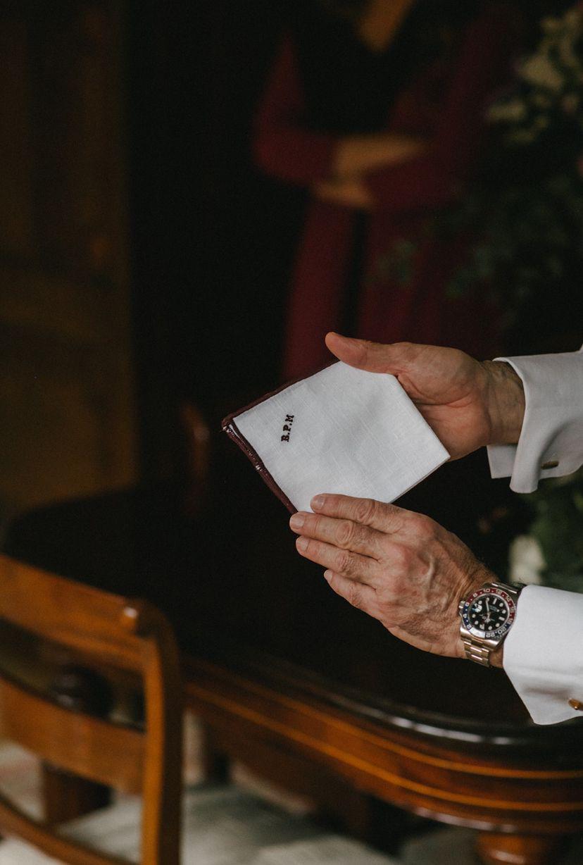 Set Pañuelos Iniciales Bordadas VINO